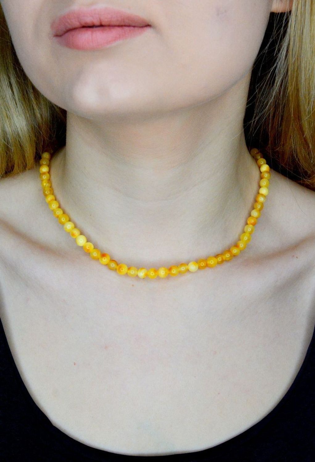 Srebrny naszyjnik damski z żółtym bursztynem DIA-NSZ-9840-925. Naszyjnik z bursztynem w kolorze żółtym to propozycja od sklepu jubilerskiego Diament. Naszyjnik z bursztynu będzie ciekawą ozdobą dla wielu kreacji jak również idealny.jpg