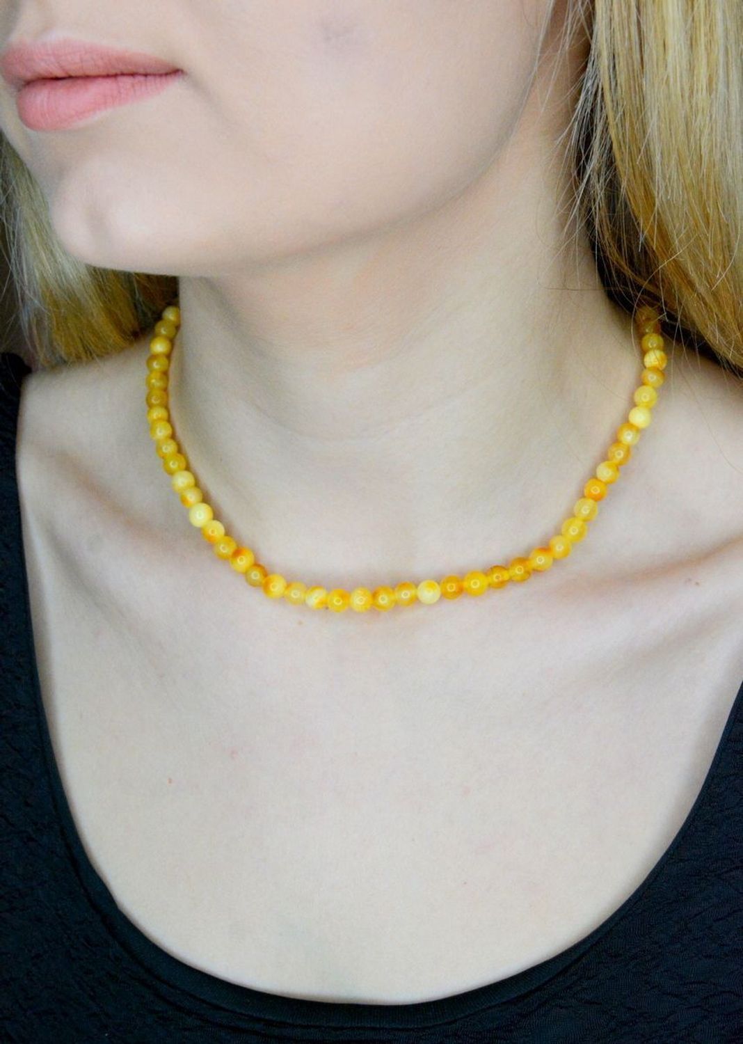 Srebrny naszyjnik damski z żółtym bursztynem DIA-NSZ-9840-925. Naszyjnik z bursztynem w kolorze żółtym to propozycja od sklepu jubilerskiego Diament. Naszyjnik z bursztynu będzie ciekawą ozdobą dla wielu kreacji jak również idealny.jpg