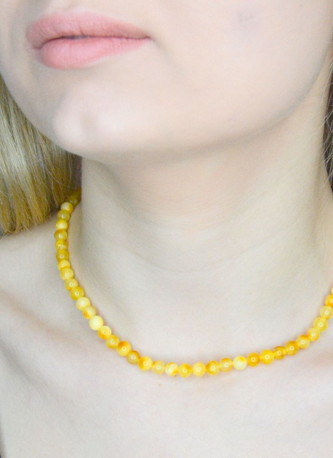 Srebrny naszyjnik damski z żółtym bursztynem DIA-NSZ-9840-925. Naszyjnik z bursztynem w kolorze żółtym to propozycja od sklepu jubilerskiego Diament. Naszyjnik z bursztynu będzie ciekawą ozdobą dla wielu kreacji jak również idealny.jpg