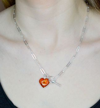 Srebrny naszyjnik damski z zawieszką w kształcie serca z bursztynu DIA-NSZ-9854-925 (2).JPG