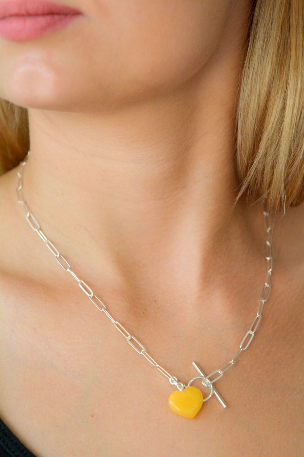 Srebrny naszyjnik z bursztynowym sercem w mlecznym kolorze.jpg