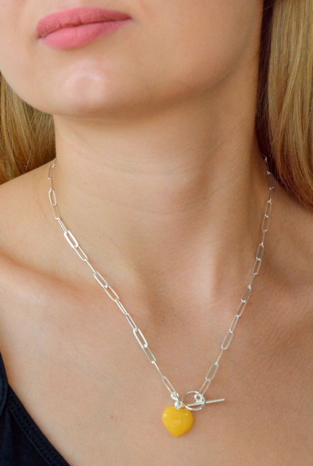 Srebrny naszyjnik z bursztynowym sercem w mlecznym kolorze.jpg