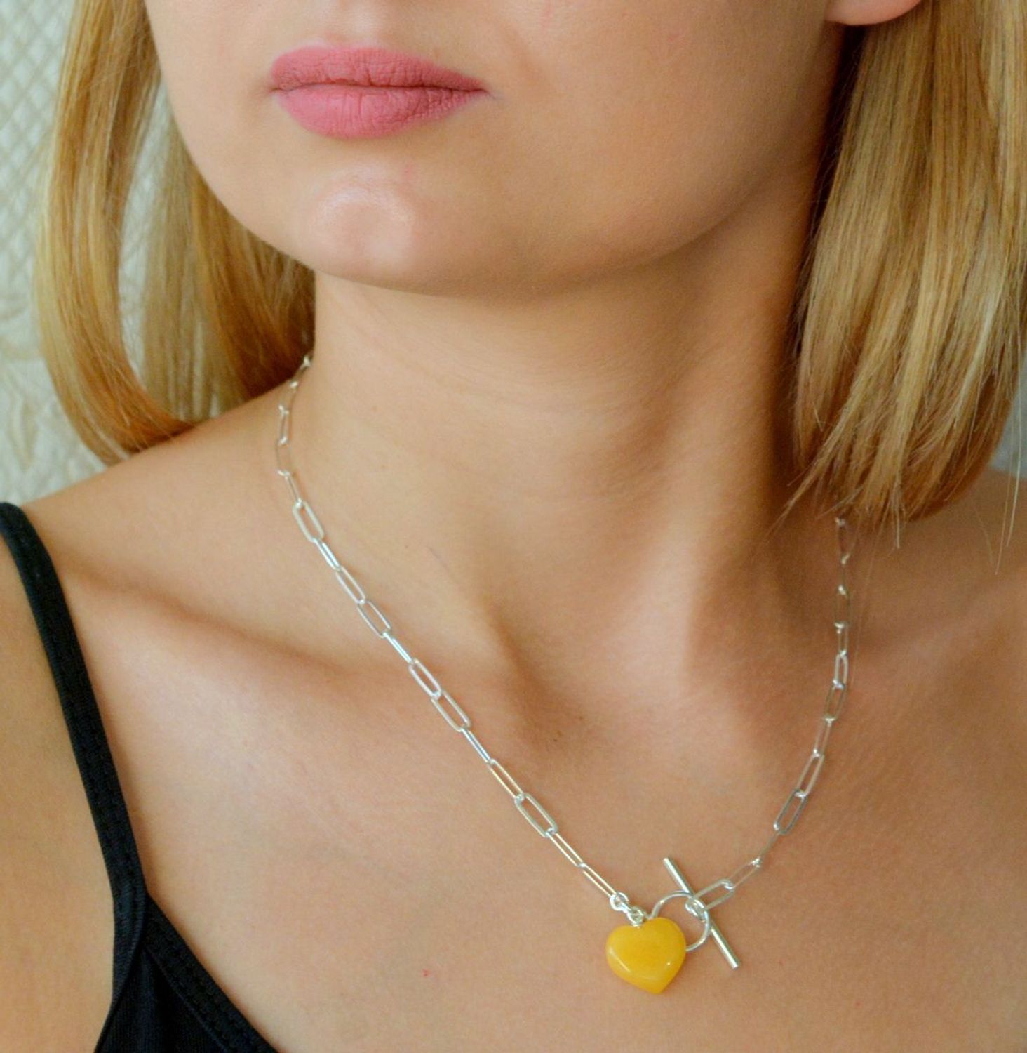 Srebrny naszyjnik z bursztynowym sercem w mlecznym kolorze.jpg