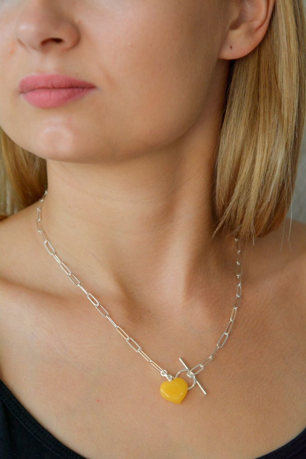 Srebrny naszyjnik z bursztynowym sercem w mlecznym kolorze.jpg