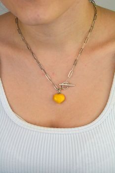 Srebrny naszyjnik z bursztynowym sercem w mlecznym kolorze DIA-NSZ-9855-925. Srebrny naszyjnik damski. Srebrny naszyjnik z bursztynem. Srebrny naszyjnik idealny na prezent. Naszyjnik z zawieszką serce. Naszyjnik srebrn (4).JPG