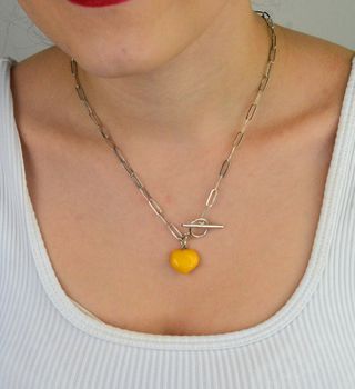 Srebrny naszyjnik z bursztynowym sercem w mlecznym kolorze DIA-NSZ-9855-925. Srebrny naszyjnik damski. Srebrny naszyjnik z bursztynem. Srebrny naszyjnik idealny na prezent. Naszyjnik z zawieszką serce. Naszyjnik srebrn (5).JPG