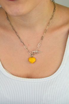 Srebrny naszyjnik z bursztynowym sercem w mlecznym kolorze DIA-NSZ-9855-925. Srebrny naszyjnik damski. Srebrny naszyjnik z bursztynem. Srebrny naszyjnik idealny na prezent. Naszyjnik z zawieszką serce. Naszyjnik srebrn (6).JPG