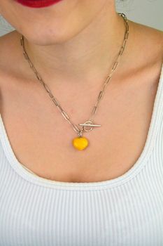 Srebrny naszyjnik z bursztynowym sercem w mlecznym kolorze DIA-NSZ-9855-925. Srebrny naszyjnik damski. Srebrny naszyjnik z bursztynem. Srebrny naszyjnik idealny na prezent. Naszyjnik z zawieszką serce. Naszyjnik srebrn.JPG