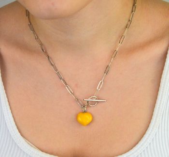 Srebrny naszyjnik z bursztynowym sercem w mlecznym kolorze DIA-NSZ-9855-925. Srebrny naszyjnik damski. Srebrny naszyjnik z bursztynem. Srebrny naszyjnik idealny na prezent. Naszyjnik z zawieszką serce. Naszyjnik srebrny  (1).JPG