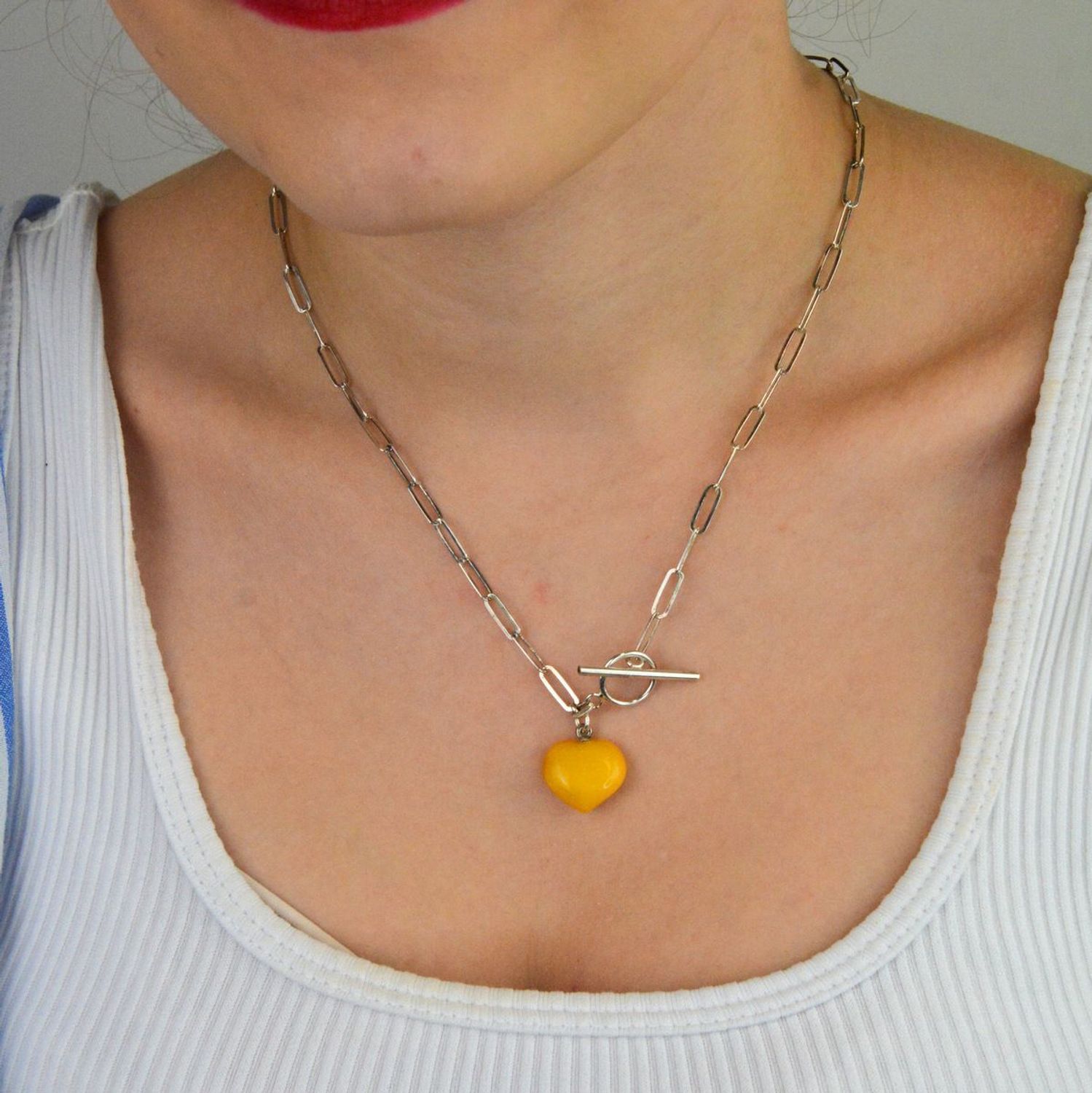 Srebrny naszyjnik z bursztynowym sercem w mlecznym kolorze DIA-NSZ-9855-925. Srebrny naszyjnik damski. Srebrny naszyjnik z bursztynem. Srebrny naszyjnik idealny na prezent. Naszyjnik z zawieszką serce. Naszyjnik srebrny idealn.jpg