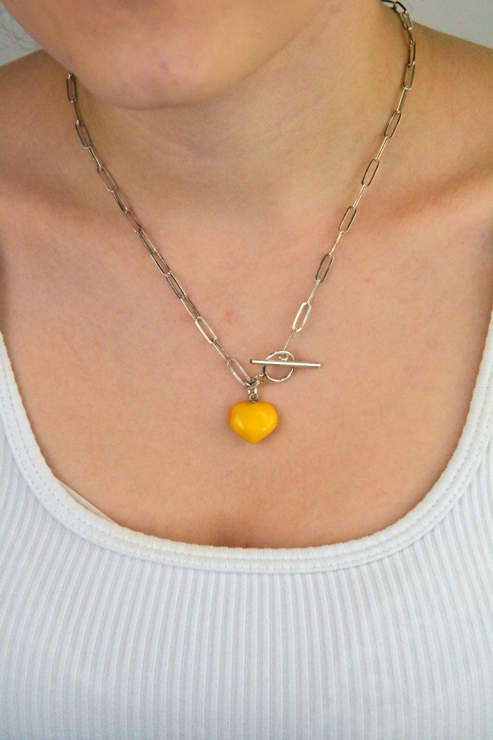 Srebrny naszyjnik z bursztynowym sercem w mlecznym kolorze DIA-NSZ-9855-925. Srebrny naszyjnik damski. Srebrny naszyjnik z bursztynem. Srebrny naszyjnik idealny na prezent. Naszyjnik z zawieszką serce. Naszyjnik srebrny idealn.jpg