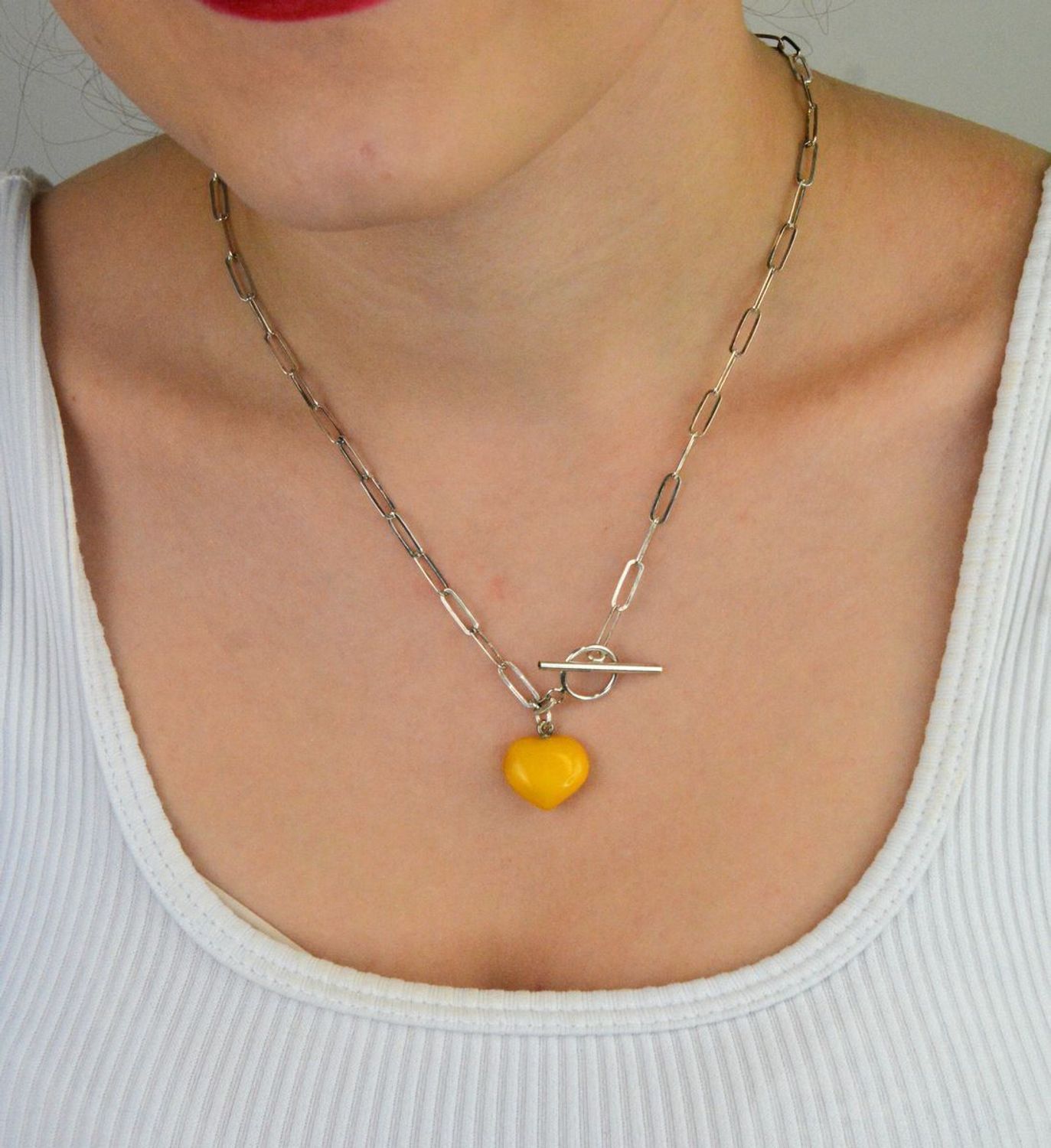 Srebrny naszyjnik z bursztynowym sercem w mlecznym kolorze DIA-NSZ-9855-925. Srebrny naszyjnik damski. Srebrny naszyjnik z bursztynem. Srebrny naszyjnik idealny na prezent. Naszyjnik z zawieszką serce. Naszyjnik srebrny idealn.jpg