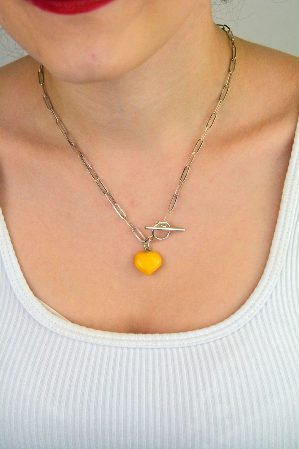 Srebrny naszyjnik z bursztynowym sercem w mlecznym kolorze DIA-NSZ-9855-925. Srebrny naszyjnik damski. Srebrny naszyjnik z bursztynem. Srebrny naszyjnik idealny na prezent. Naszyjnik z zawieszką serce. Naszyjnik srebrny idealn.jpg