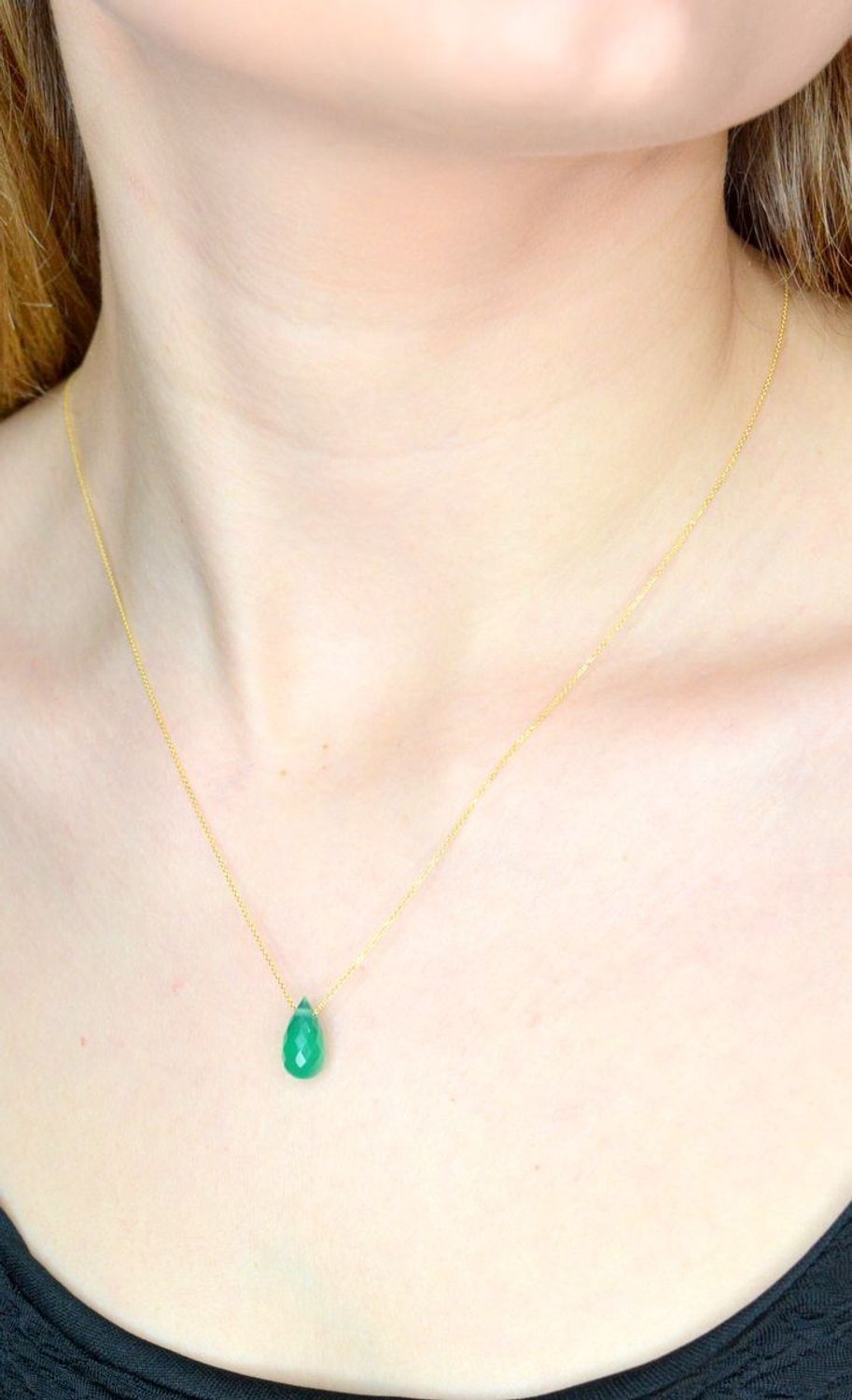 Złoty naszyjnik 585 z kamieniem naturalnym Chalcedon Chromowy DIA-NSZ-9972-585. Delikatna celebrytka z kamieniem naturalnym. Niezwykły blask kruszcu w połączeniu z odcieniem zieleni to idealne zestawienie na każdą okazję. Naszyjnik.jpg