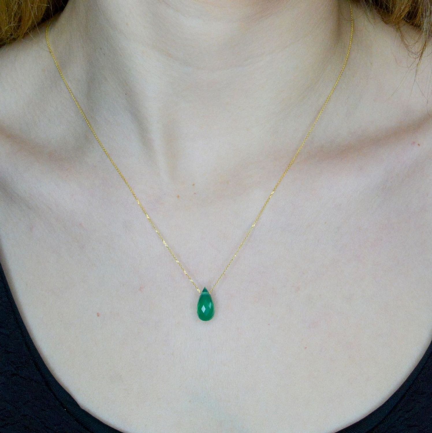 Złoty naszyjnik 585 z kamieniem naturalnym Chalcedon Chromowy DIA-NSZ-9972-585. Delikatna celebrytka z kamieniem naturalnym. Niezwykły blask kruszcu w połączeniu z odcieniem zieleni to idealne zestawienie na każdą okazję. Naszyjnik.jpg