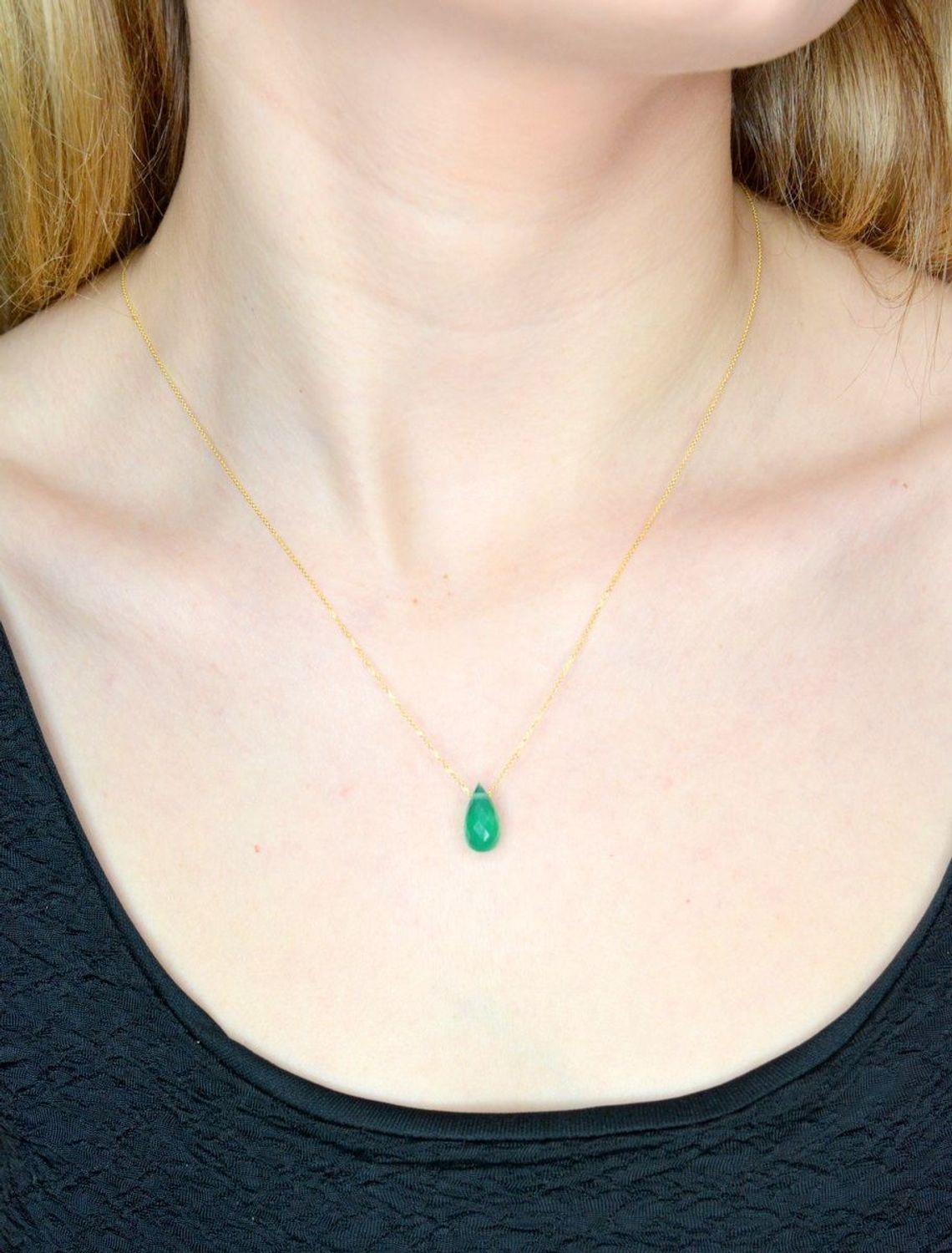 Złoty naszyjnik 585 z kamieniem naturalnym Chalcedon Chromowy DIA-NSZ-9972-585. Delikatna celebrytka z kamieniem naturalnym. Niezwykły blask kruszcu w połączeniu z odcieniem zieleni to idealne zestawienie na każdą okazję. Naszyjnik.jpg