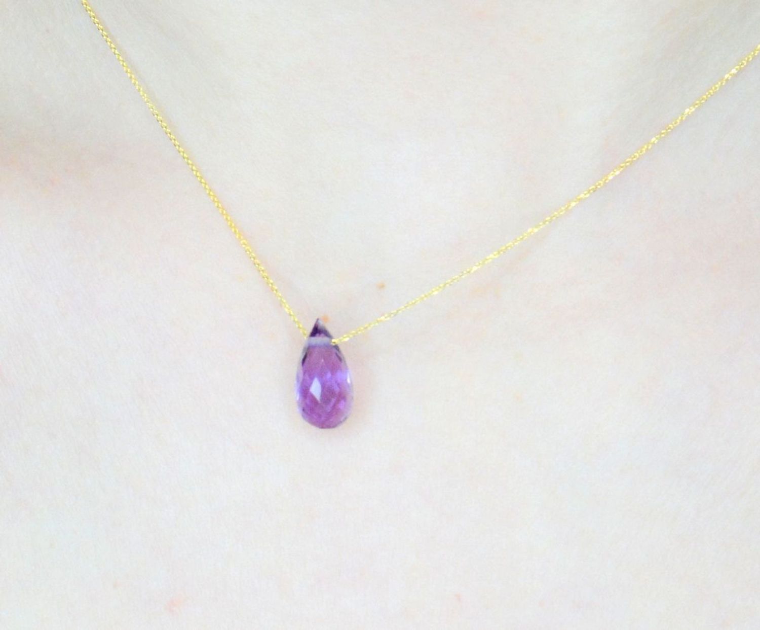 Złoty naszyjnik 585 z kamieniem naturalnym Ametyst DIA-NSZ-9974-585. Delikatna celebrytka z kamieniem naturalnym. Niezwykły blask kruszcu w połączeniu z odcieniem fioletu to idealne zestawienie na każdą okazję. Naszyjnik ażurowym ł.jpg