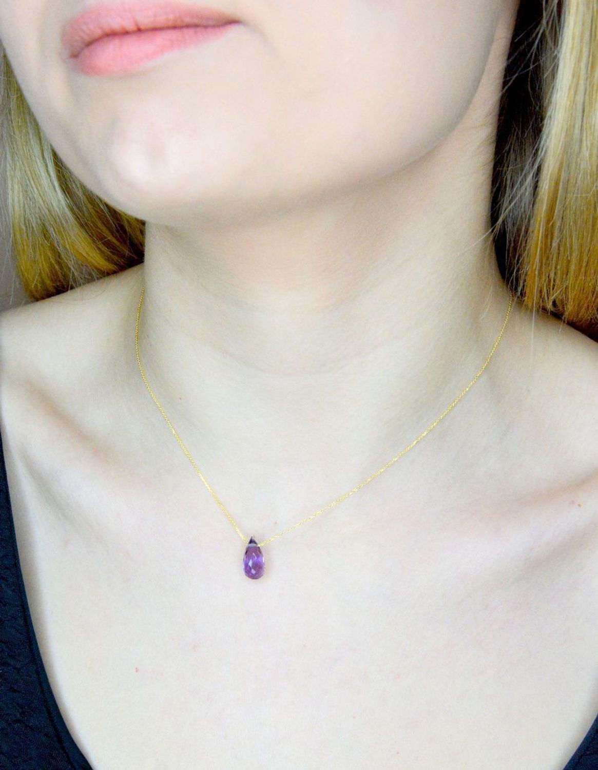 Złoty naszyjnik 585 z kamieniem naturalnym Ametyst DIA-NSZ-9974-585. Delikatna celebrytka z kamieniem naturalnym. Niezwykły blask kruszcu w połączeniu z odcieniem fioletu to idealne zestawienie na każdą okazję. Naszyjnik ażurowym ł.jpg