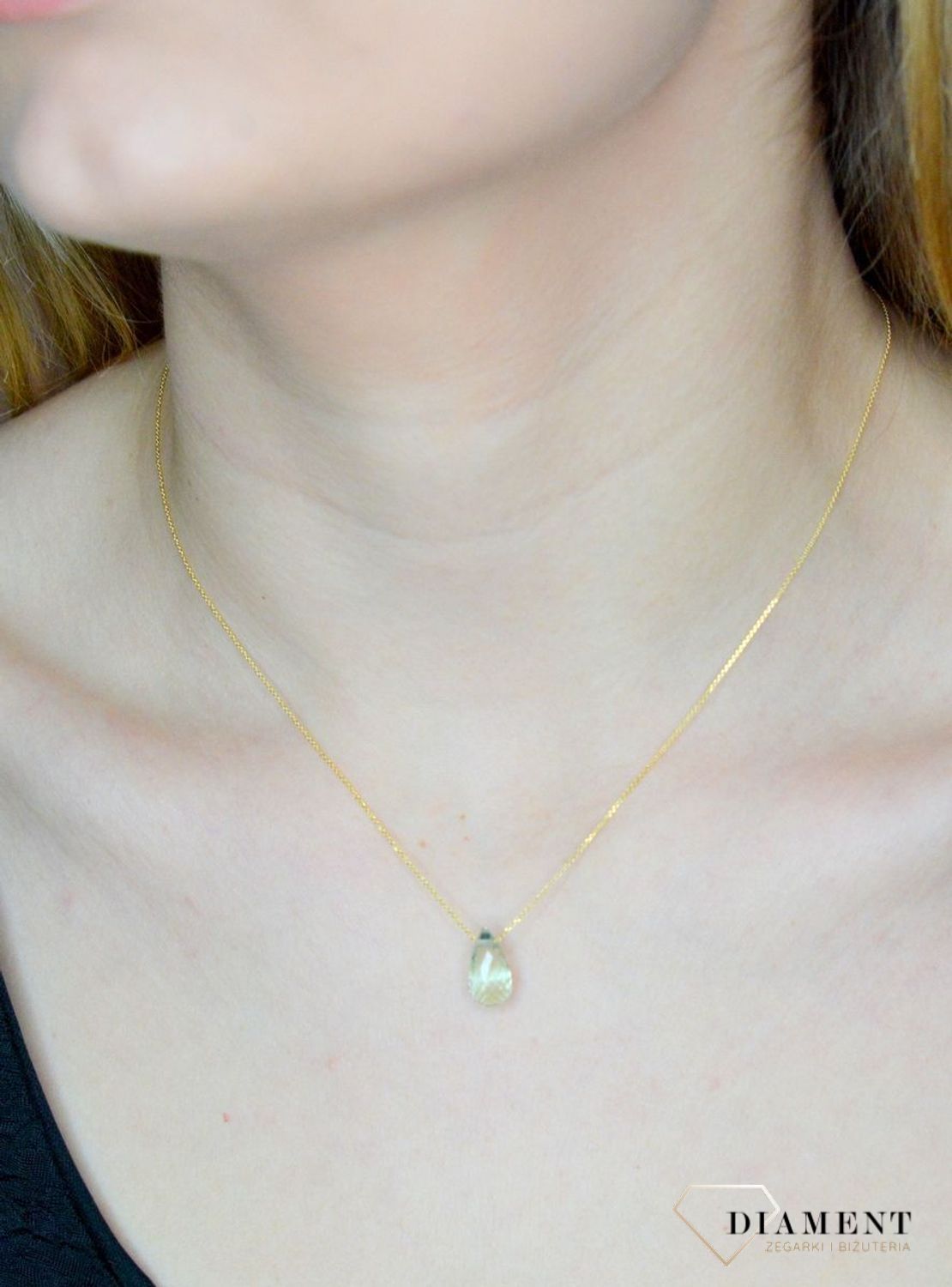 Złoty naszyjnik 585 z kamieniem naturalnym Prasiolit DIA-NSZ-9975-585.  Delikatna celebrytka z kamieniem naturalnym. Niezwykły blask kruszcu w połączeniu z odcieniem jasnej zieleni to idealne zestawienie na każdą okazję. Celebrytka.jpg