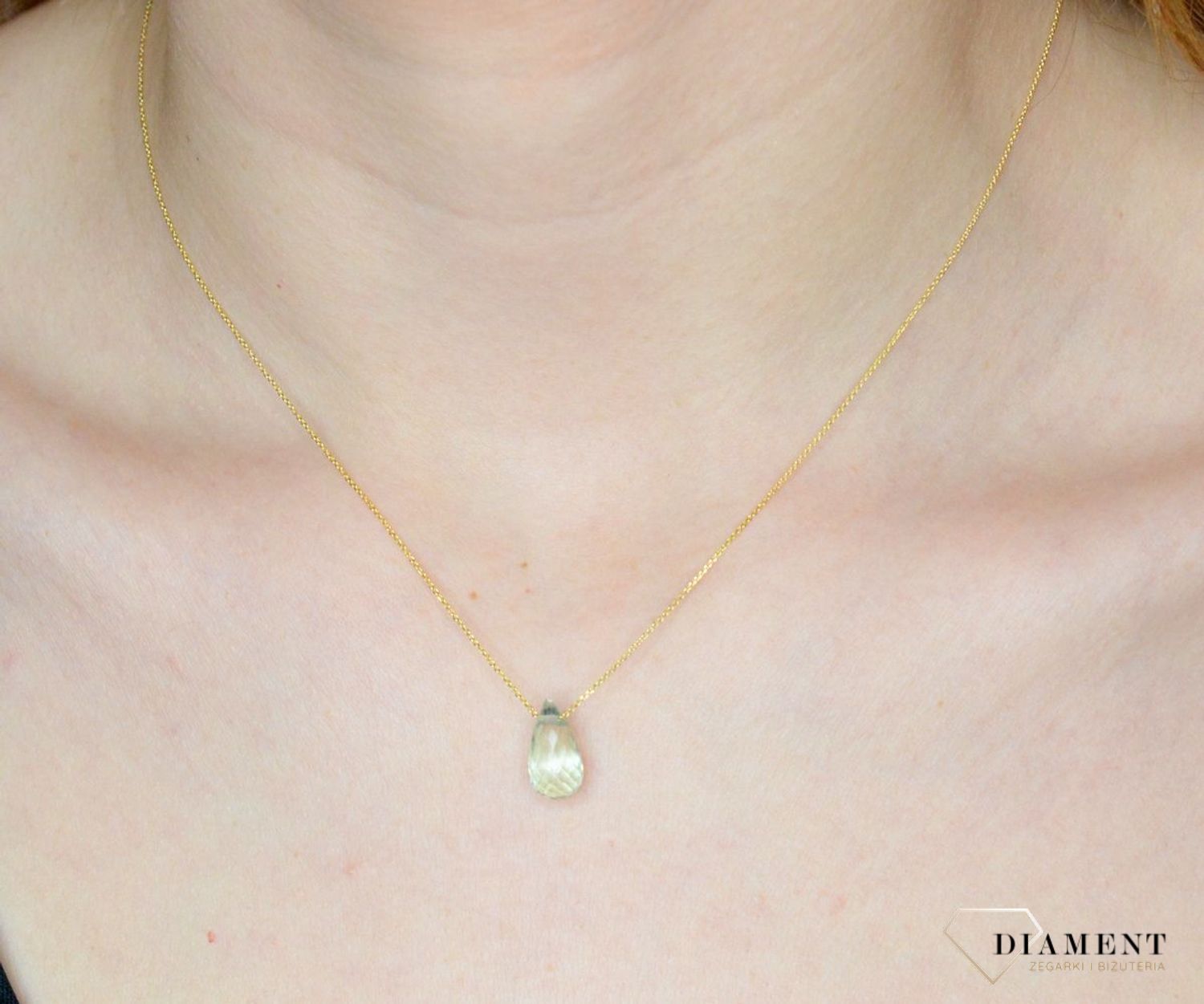 Złoty naszyjnik 585 z kamieniem naturalnym Prasiolit DIA-NSZ-9975-585.  Delikatna celebrytka z kamieniem naturalnym. Niezwykły blask kruszcu w połączeniu z odcieniem jasnej zieleni to idealne zestawienie na każdą okazję. Celebrytka.jpg