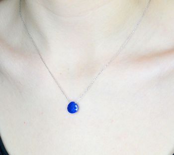 Srebrny naszyjnik damski z kamieniem naturalnym Lapis Lazuli DIA-NSZ-9976-925.  Na ten naszyjnik składa się z zawieszki kamienia naturalnego Lapis Lazuli (1).JPG