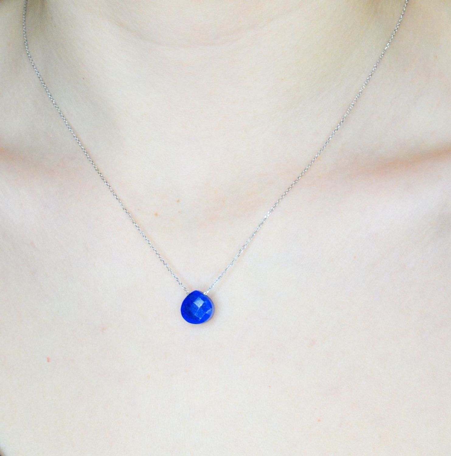 Srebrny naszyjnik damski z kamieniem naturalnym Lapis Lazuli DIA-NSZ-9976-925.  Na ten naszyjnik składa się z zawieszki kamienia naturalnego Lapis Lazuli. Naszyjnik wykonany z najwyższej próby srebra 925. Naszyjnik świetnie się preze (1).jpg