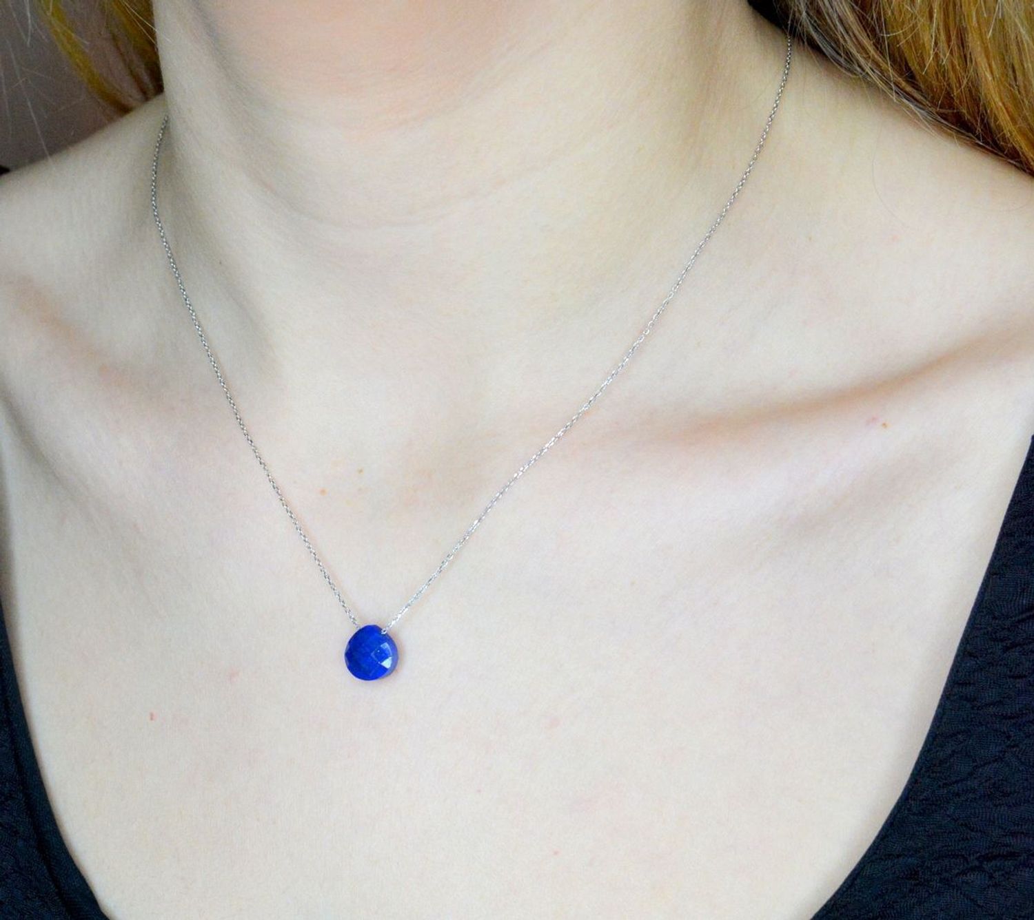 Srebrny naszyjnik damski z kamieniem naturalnym Lapis Lazuli DIA-NSZ-9976-925.  Na ten naszyjnik składa się z zawieszki kamienia naturalnego Lapis Lazuli. Naszyjnik wykonany z najwyższej próby srebra 925. Naszyjnik świetnie się preze (1).jpg