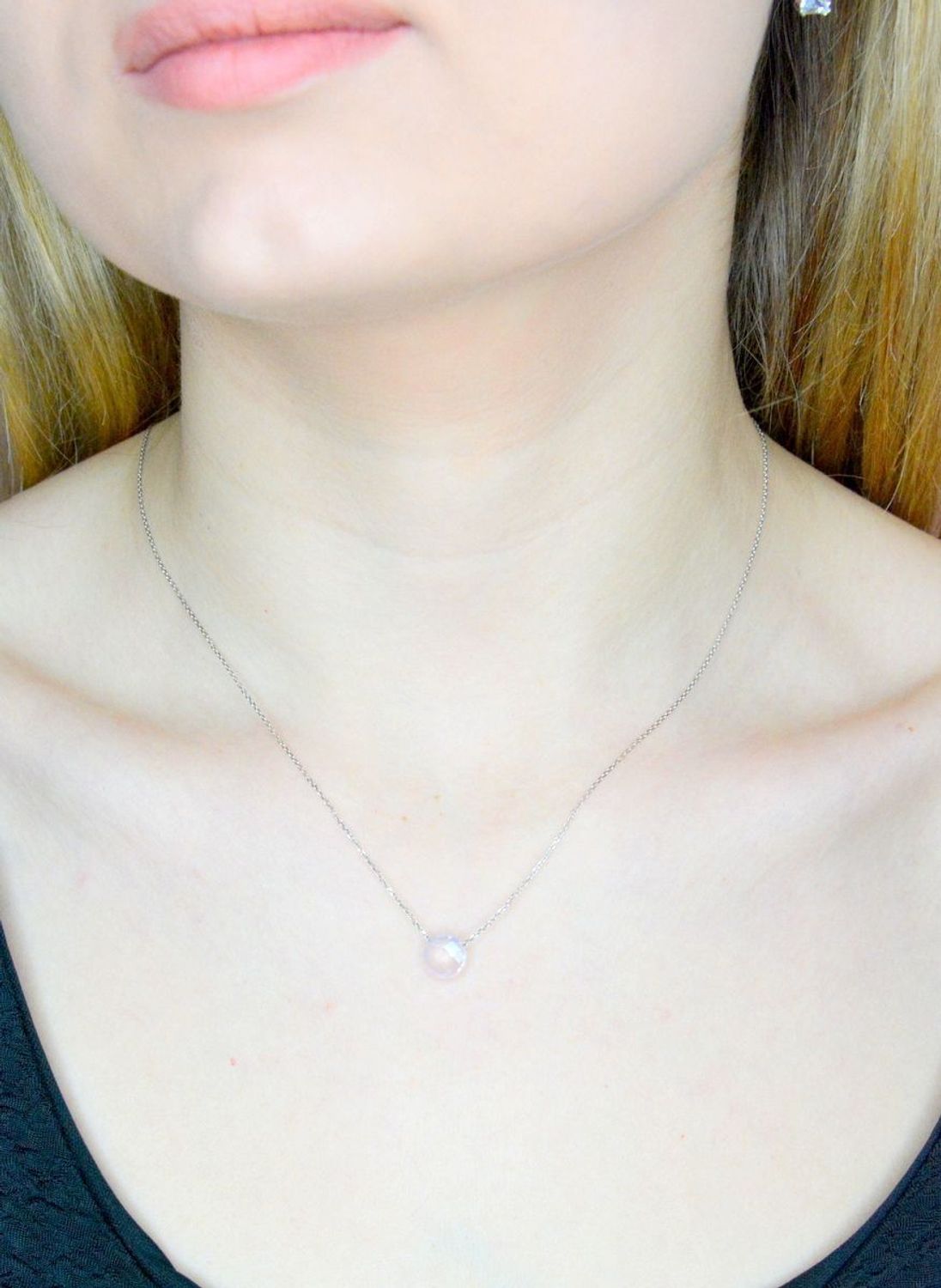 Srebrny naszyjnik damski z kamieniem naturalnym Kwarc Różowy DIA-NSZ-9978-925. Naszyjnik składa się z zawieszki kamienia naturalnego Kwarc Różowy. Naszyjnik wykonany z najwyższej próby srebra 925. Idealny naszyjnik celebrytka na pr.jpg