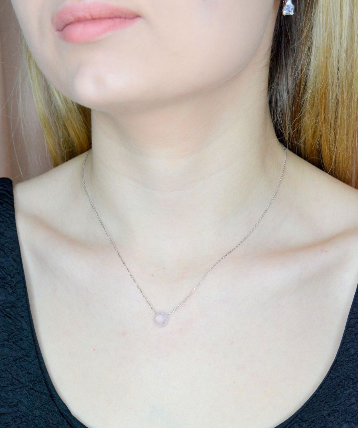 Srebrny naszyjnik damski z kamieniem naturalnym Kwarc Różowy DIA-NSZ-9978-925. Naszyjnik składa się z zawieszki kamienia naturalnego Kwarc Różowy. Naszyjnik wykonany z najwyższej próby srebra 925. Idealny naszyjnik celebrytka na pr.jpg