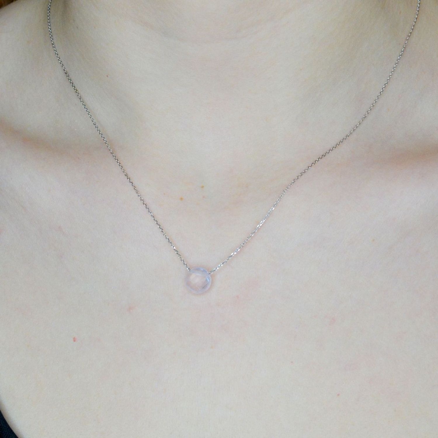 Srebrny naszyjnik damski z kamieniem naturalnym Kwarc Różowy DIA-NSZ-9978-925. Naszyjnik składa się z zawieszki kamienia naturalnego Kwarc Różowy. Naszyjnik wykonany z najwyższej próby srebra 925. Idealny naszyjnik celebrytka na pr.jpg