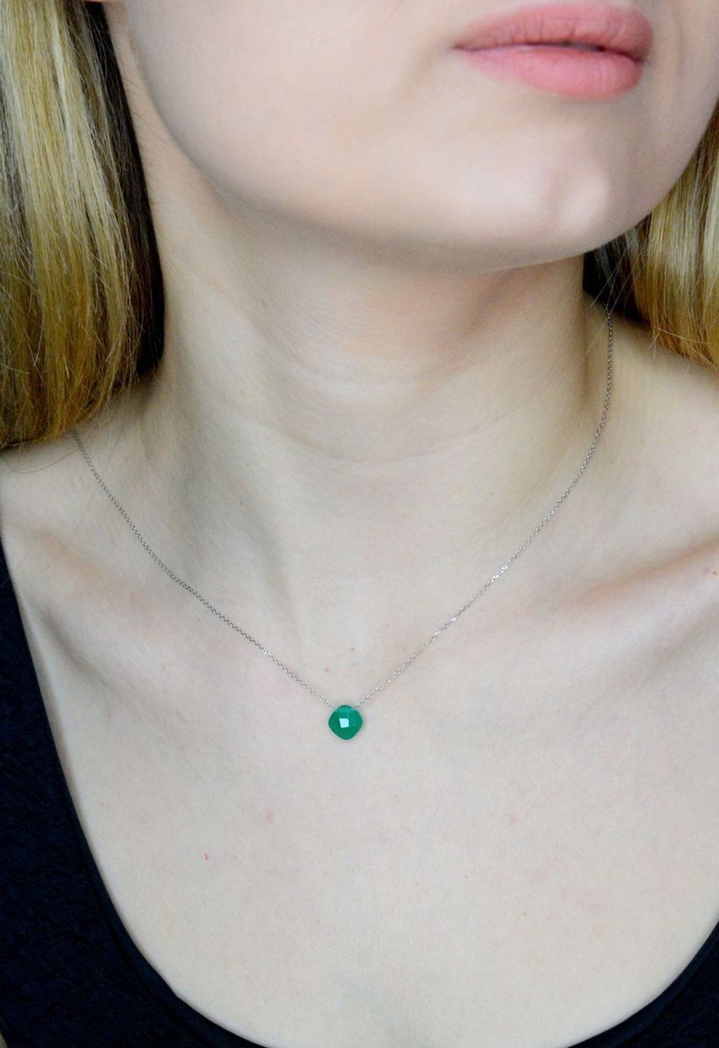 Srebrny naszyjnik damski z kamieniem naturalnym Chalcedon chromowy DIA-NSZ-9980-925. Naszyjnik składa się z zawieszki kamienia naturalnego Chalcedon chromowy w kształcie kwadratu.  Naszyjnik wykonany z najwyższej próby srebra 925. .jpg