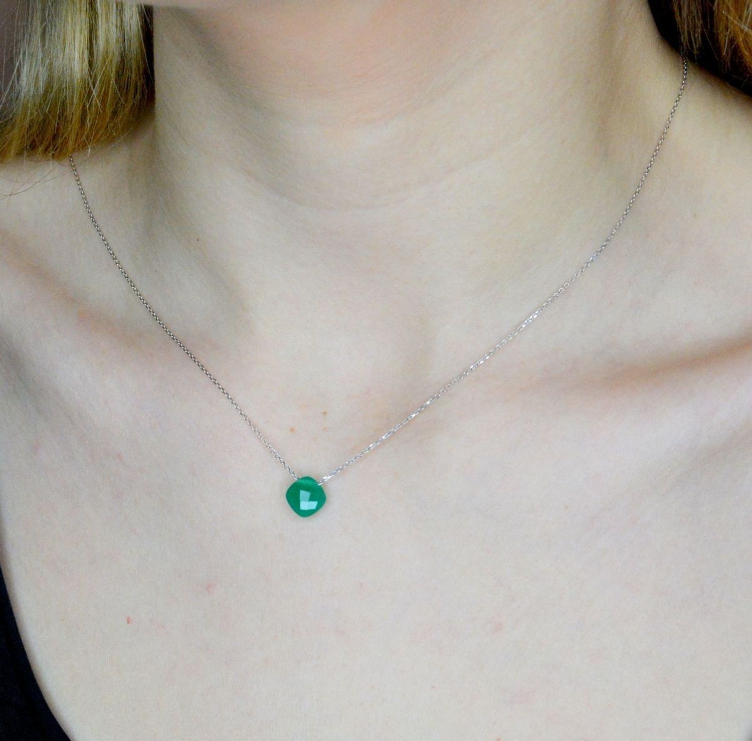 Srebrny naszyjnik damski z kamieniem naturalnym Chalcedon chromowy DIA-NSZ-9980-925. Naszyjnik składa się z zawieszki kamienia naturalnego Chalcedon chromowy w kształcie kwadratu.  Naszyjnik wykonany z najwyższej próby srebra 925. .jpg