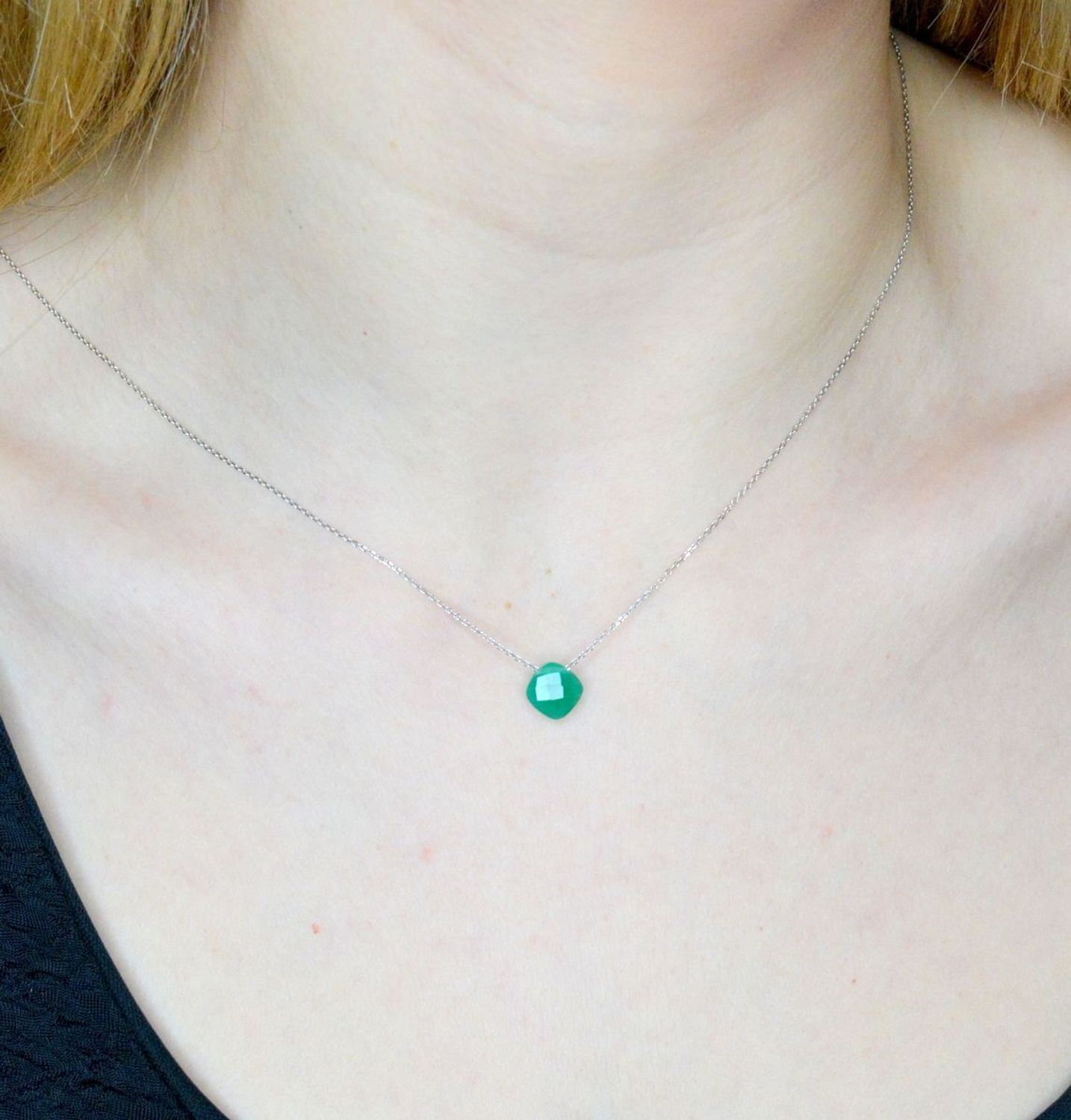 Srebrny naszyjnik damski z kamieniem naturalnym Chalcedon chromowy DIA-NSZ-9980-925. Naszyjnik składa się z zawieszki kamienia naturalnego Chalcedon chromowy w kształcie kwadratu.  Naszyjnik wykonany z najwyższej próby srebra 925. .jpg