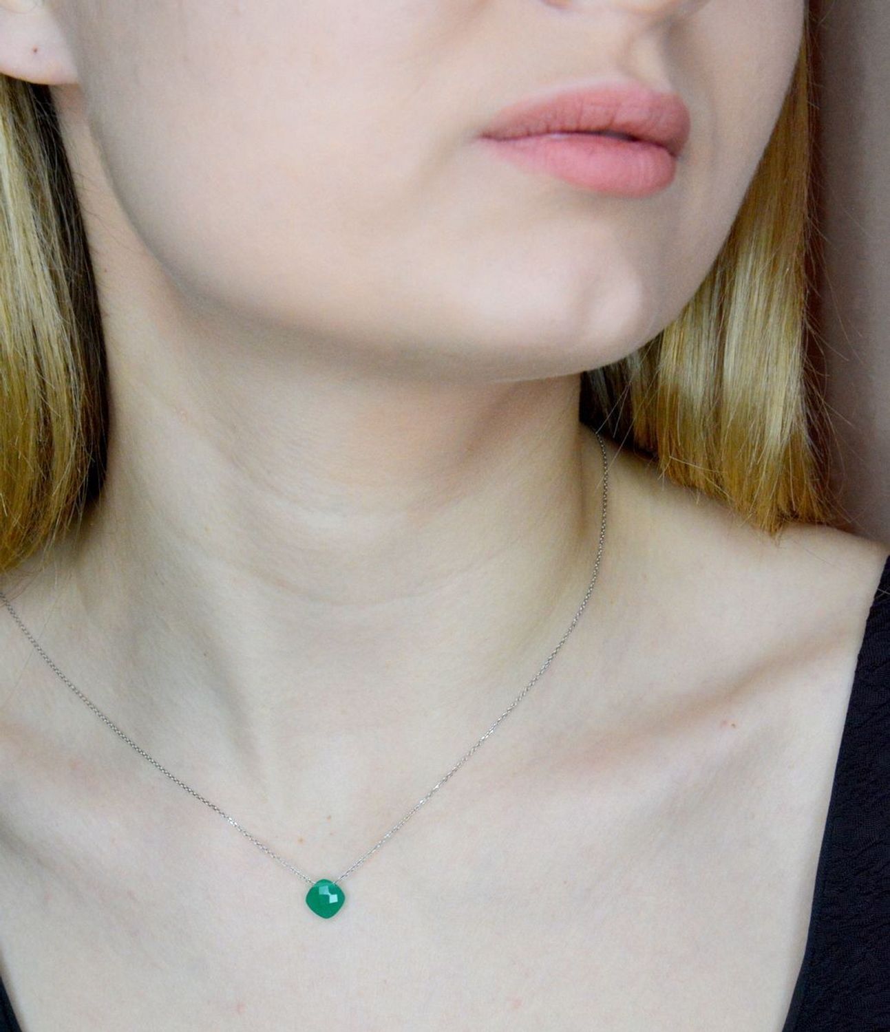 Srebrny naszyjnik damski z kamieniem naturalnym Chalcedon chromowy DIA-NSZ-9980-925. Naszyjnik składa się z zawieszki kamienia naturalnego Chalcedon chromowy w kształcie kwadratu.  Naszyjnik wykonany z najwyższej próby srebra 925. .jpg