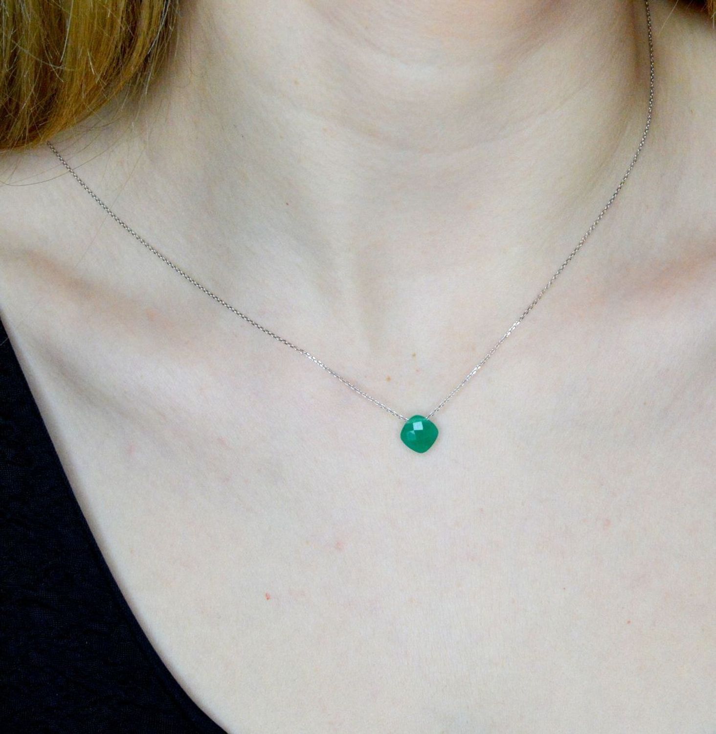 Srebrny naszyjnik damski z kamieniem naturalnym Chalcedon chromowy DIA-NSZ-9980-925. Naszyjnik składa się z zawieszki kamienia naturalnego Chalcedon chromowy w kształcie kwadratu.  Naszyjnik wykonany z najwyższej próby srebra 925. .jpg