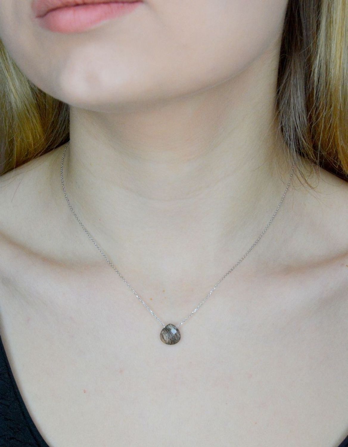 Srebrny naszyjnik damski z kamieniami naturalnymi Kwarc z Turmalinem DIA-NSZ-9981-925. Naszyjnik świetnie się prezentuję i z pewnością zostanie zapamiętany. Łańcuszek o modnym wyglądzie z kamieniem w szaro-czarnym kolorze.  Naszyjnik (1).jpg