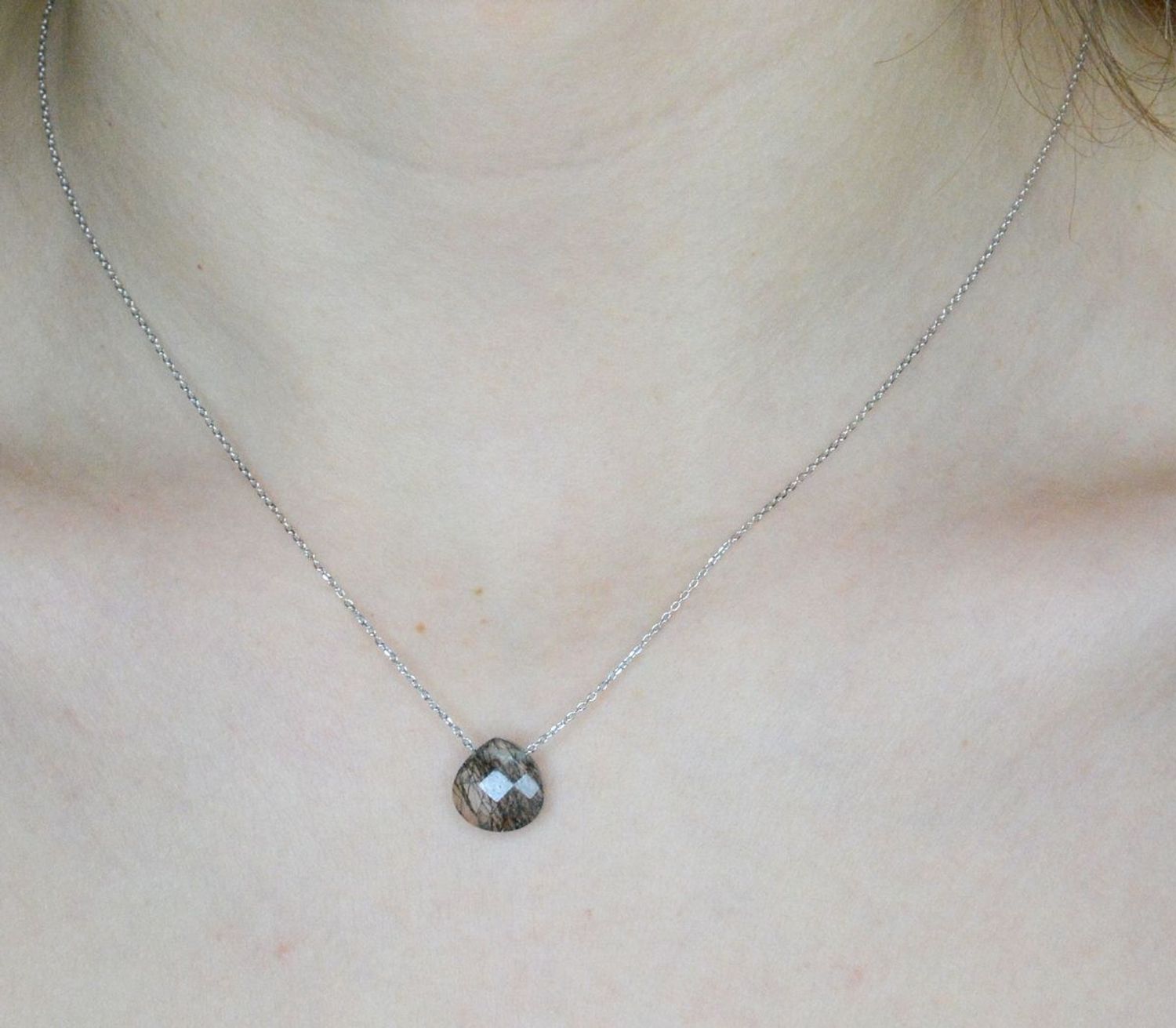 Srebrny naszyjnik damski z kamieniami naturalnymi Kwarc z Turmalinem DIA-NSZ-9981-925. Naszyjnik świetnie się prezentuję i z pewnością zostanie zapamiętany. Łańcuszek o modnym wyglądzie z kamieniem w szaro-czarnym kolorze.  Naszyjnik (1).jpg