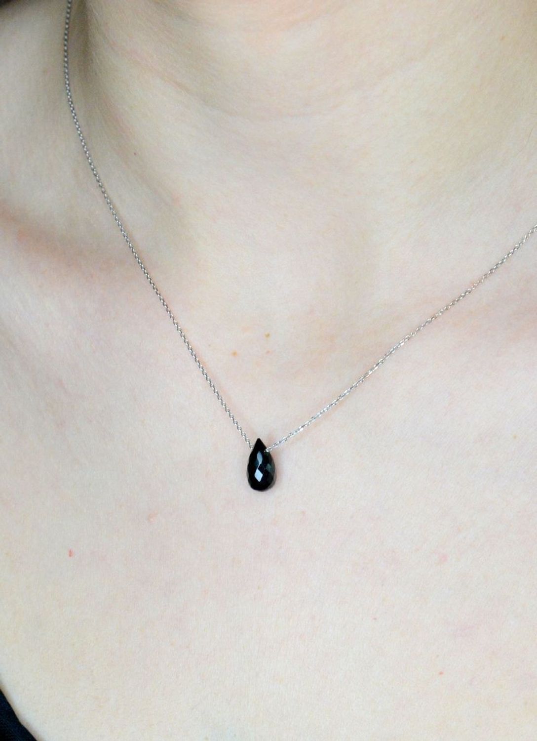 Srebrny naszyjnik damski z kamieniem naturalnym Onyks DIA-NSZ-9982-925. Na ten naszyjnik składa się z zawieszki kamienia naturalnego Onyks w kształcie sopelka. Naszyjnik wykonany z najwyższej próby srebra 925. Idealny na prezent (1.jpg