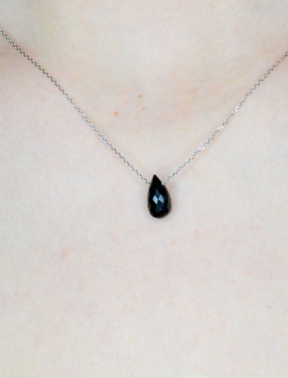 Srebrny naszyjnik damski z kamieniem naturalnym Onyks DIA-NSZ-9982-925. Na ten naszyjnik składa się z zawieszki kamienia naturalnego Onyks w kształcie sopelka. Naszyjnik wykonany z najwyższej próby srebra 925. Idealny na prezent (1.jpg