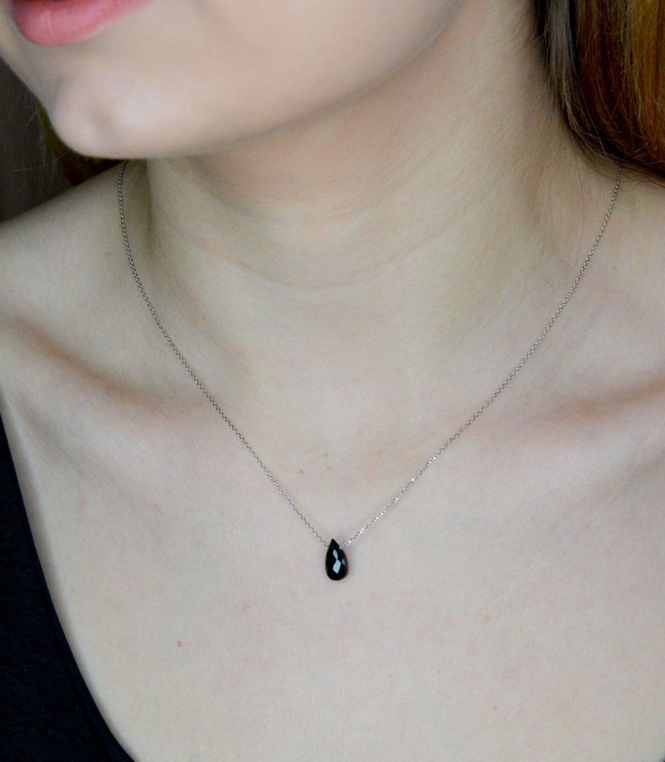 Srebrny naszyjnik damski z kamieniem naturalnym Onyks DIA-NSZ-9982-925. Na ten naszyjnik składa się z zawieszki kamienia naturalnego Onyks w kształcie sopelka. Naszyjnik wykonany z najwyższej próby srebra 925. Idealny na prezent (1.jpg