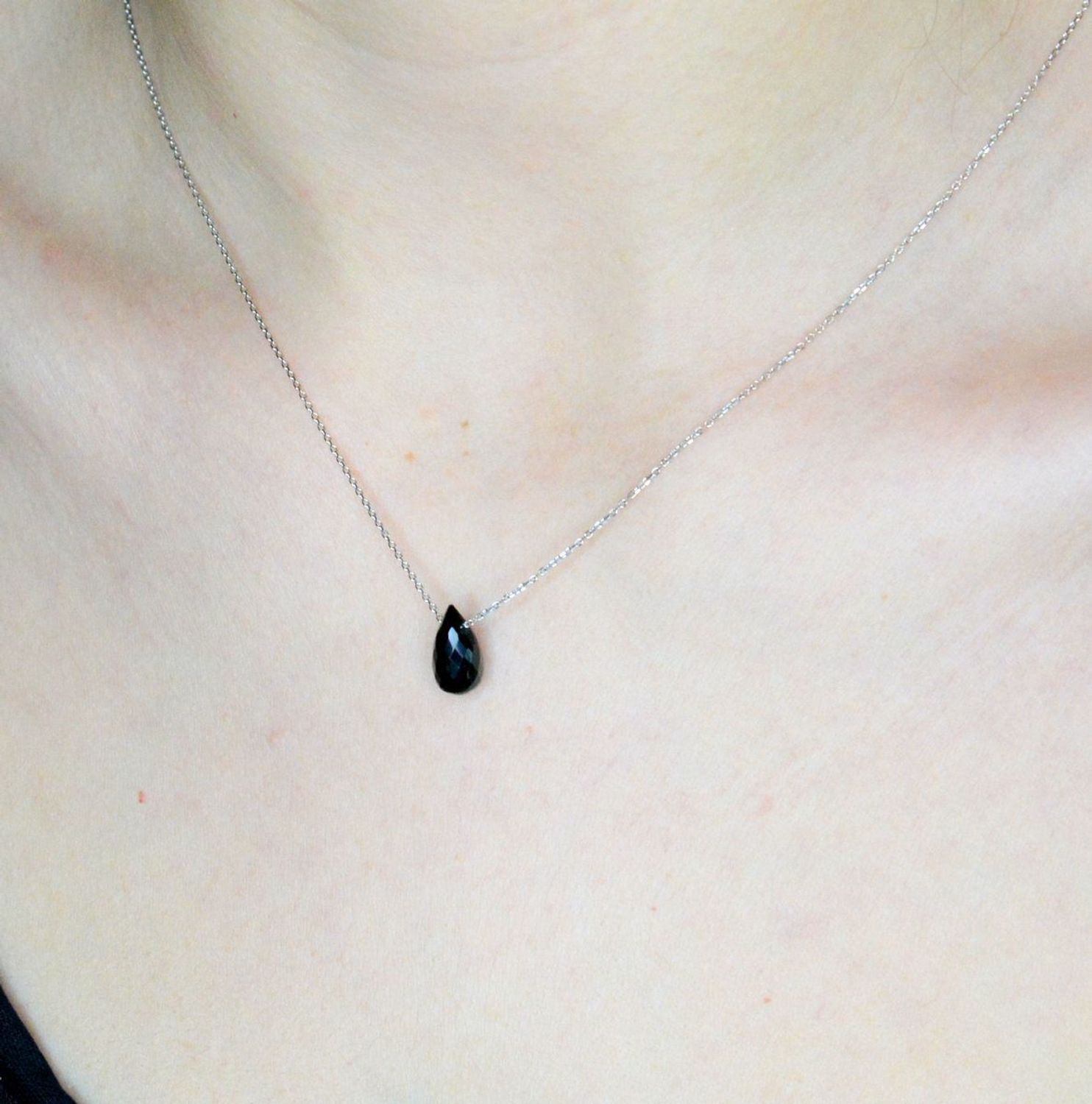 Srebrny naszyjnik damski z kamieniem naturalnym Onyks DIA-NSZ-9982-925. Na ten naszyjnik składa się z zawieszki kamienia naturalnego Onyks w kształcie sopelka. Naszyjnik wykonany z najwyższej próby srebra 925. Idealny na prezent (1.jpg