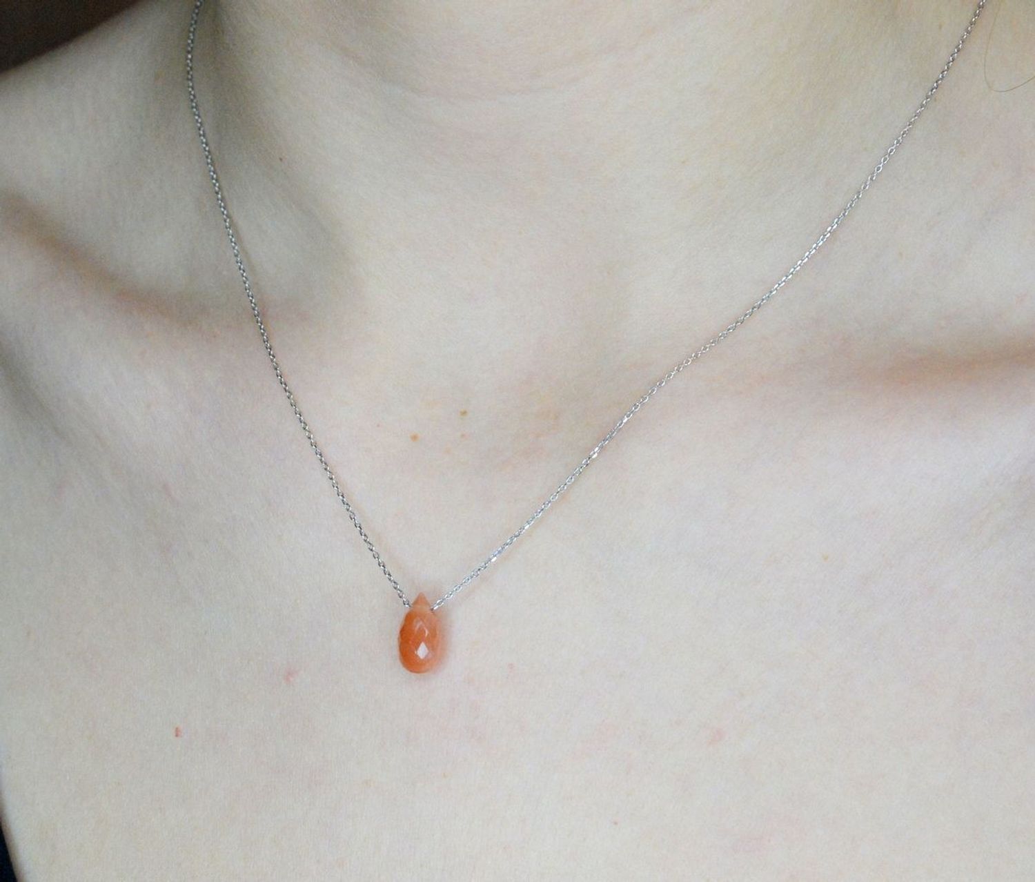 Srebrny naszyjnik damski z kamieniem naturalnym Kamień Księżycowy DIA-NSZ-9983-925. Naszyjnik składa się z zawieszki kamienia naturalnego Kamień Księżycowy. Naszyjnik wykonany z najwyższej próby srebra 925. Naszyjnik idealny na pre.jpg