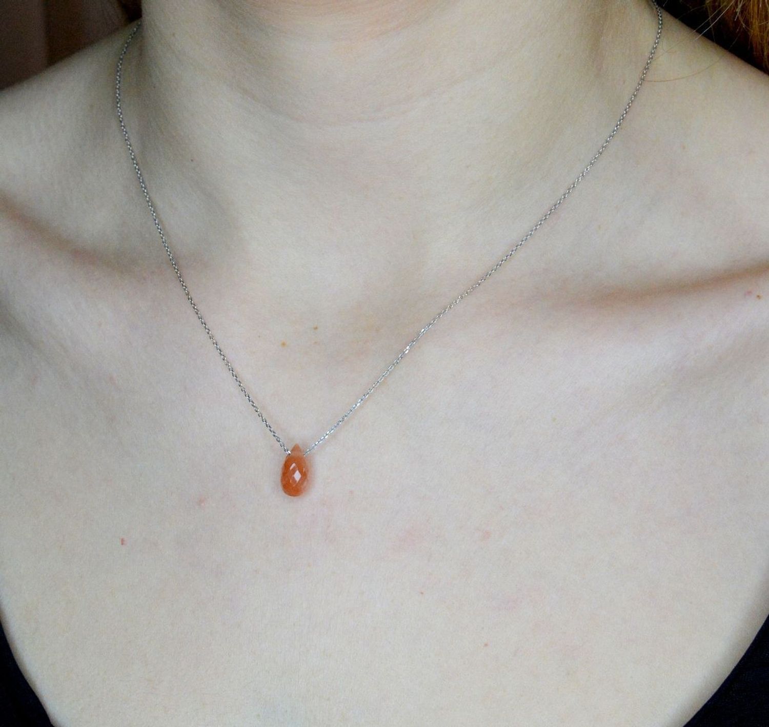 Srebrny naszyjnik damski z kamieniem naturalnym Kamień Księżycowy DIA-NSZ-9983-925. Naszyjnik składa się z zawieszki kamienia naturalnego Kamień Księżycowy. Naszyjnik wykonany z najwyższej próby srebra 925. Naszyjnik idealny na pre.jpg