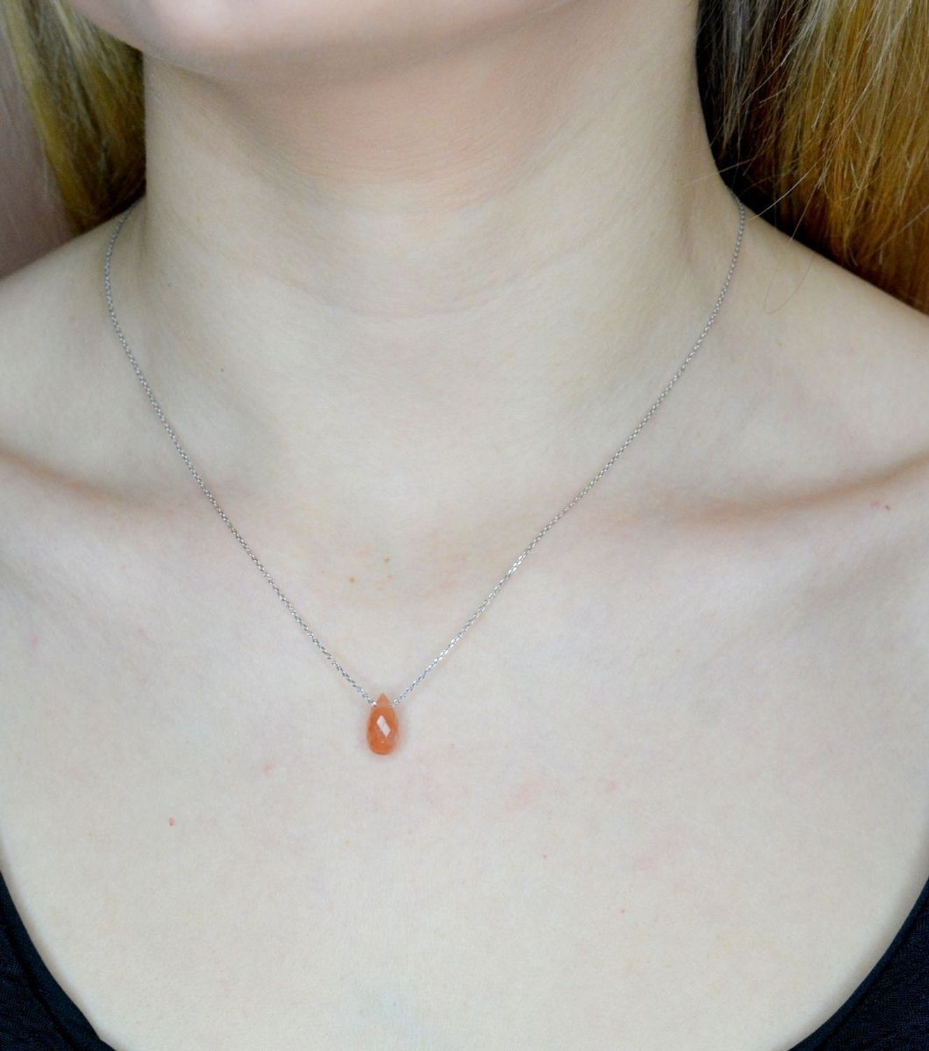 Srebrny naszyjnik damski z kamieniem naturalnym Kamień Księżycowy DIA-NSZ-9983-925. Naszyjnik składa się z zawieszki kamienia naturalnego Kamień Księżycowy. Naszyjnik wykonany z najwyższej próby srebra 925. Naszyjnik idealny na pre.jpg