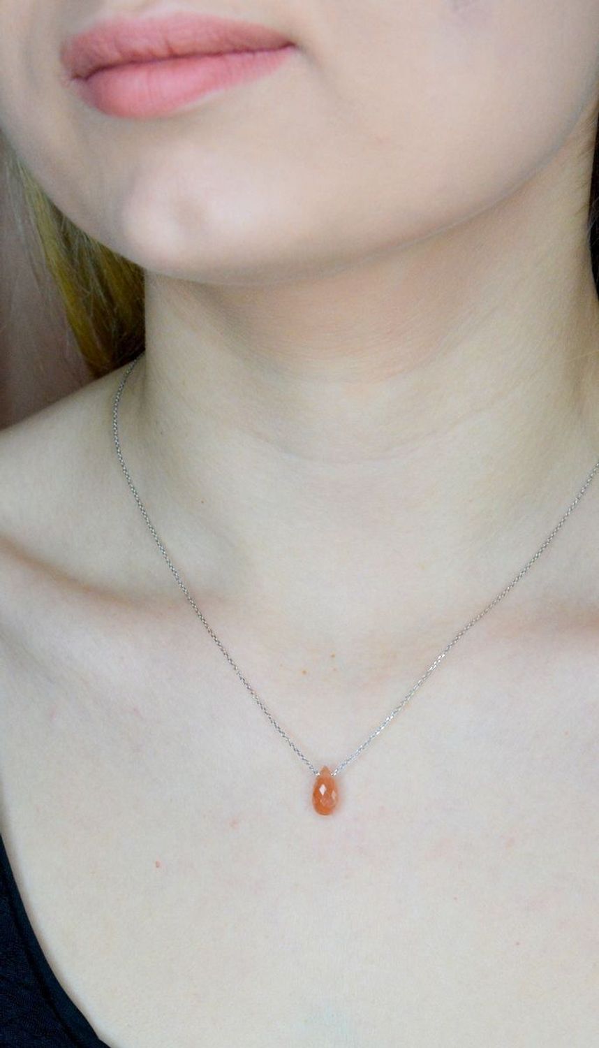 Srebrny naszyjnik damski z kamieniem naturalnym Kamień Księżycowy DIA-NSZ-9983-925. Naszyjnik składa się z zawieszki kamienia naturalnego Kamień Księżycowy. Naszyjnik wykonany z najwyższej próby srebra 925. Naszyjnik idealny na pre.jpg