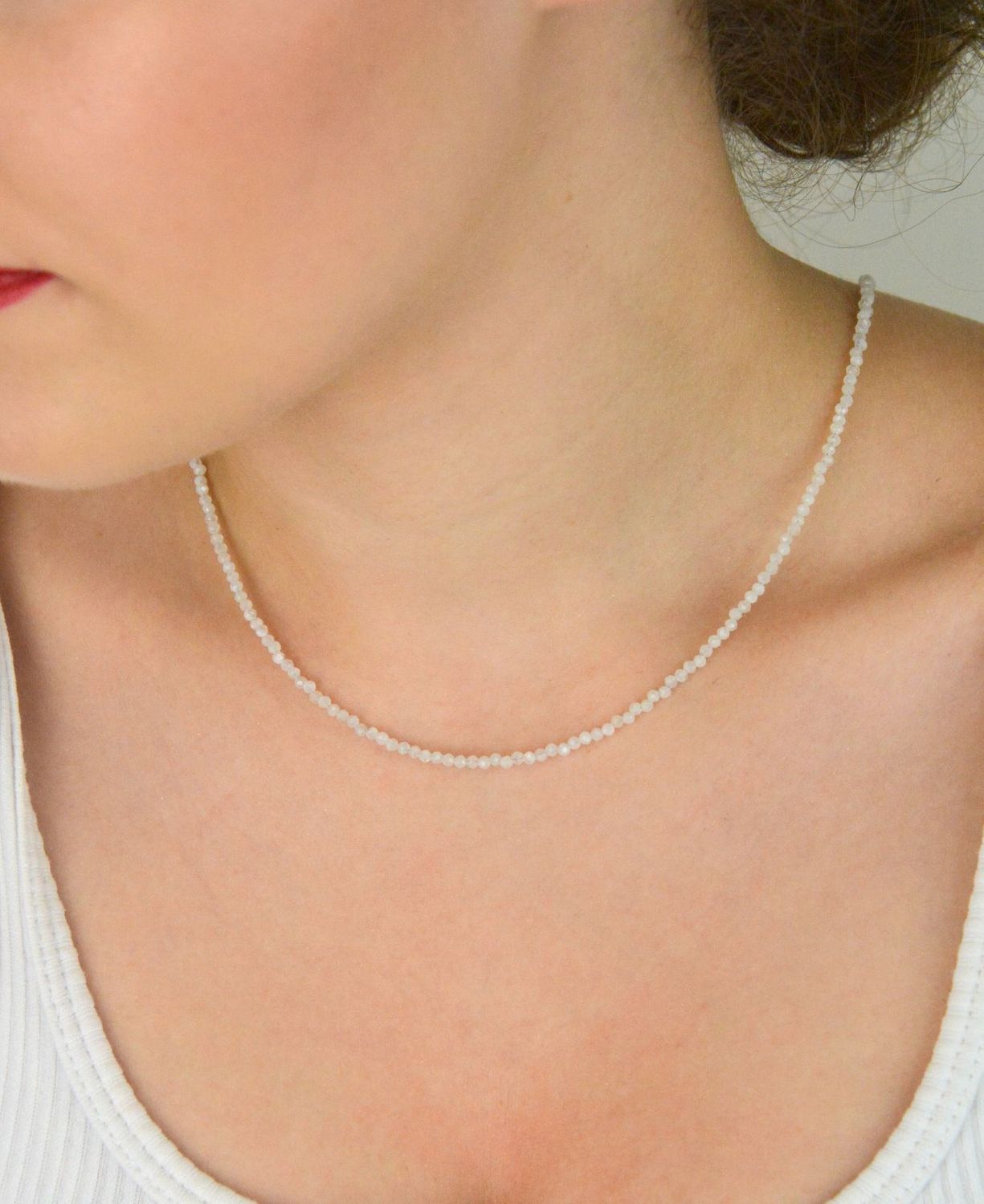 Stalowy naszyjnik damski z naturalnym kamieniem księżycowym. Długość 40 + 5 cm, zapięcie na karabińczyk. Delikatna i elegancka biżuteria o magicznym blasku.1.jpg