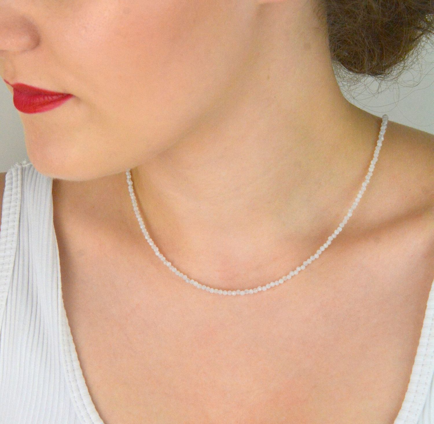 Stalowy naszyjnik damski z naturalnym kamieniem księżycowym. Długość 40 + 5 cm, zapięcie na karabińczyk. Delikatna i elegancka biżuteria o magicznym blasku.1.jpg