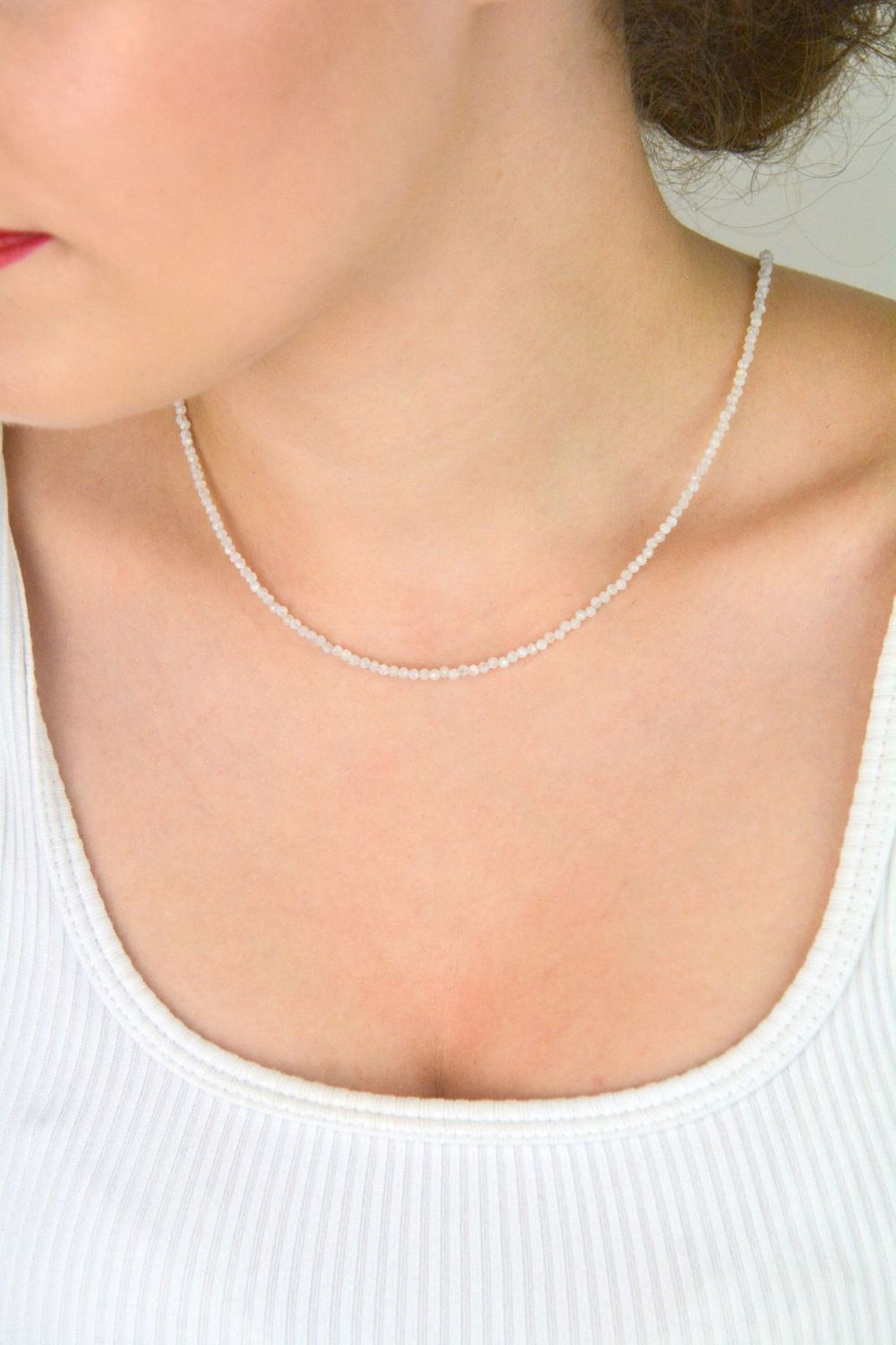 Stalowy naszyjnik damski z naturalnym kamieniem księżycowym. Długość 40 + 5 cm, zapięcie na karabińczyk. Delikatna i elegancka biżuteria o magicznym blasku.1.jpg