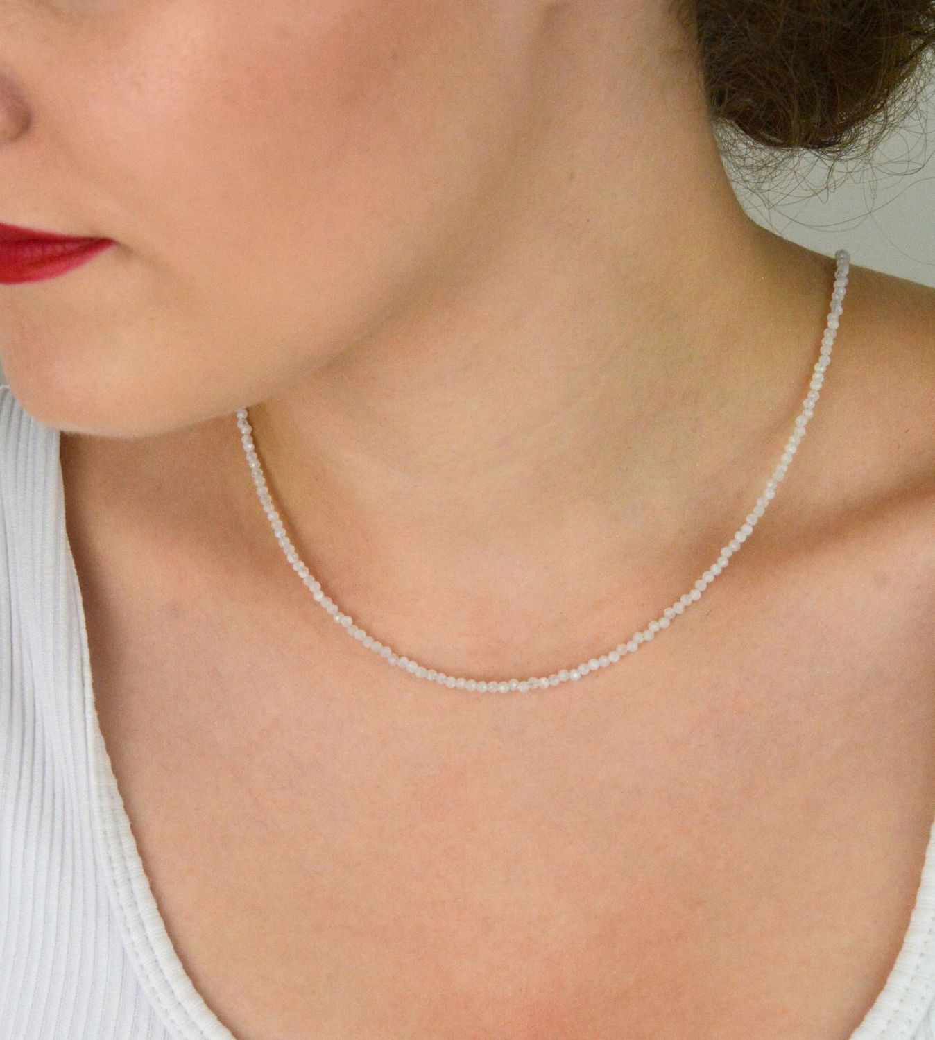 Stalowy naszyjnik damski z naturalnym kamieniem księżycowym. Długość 40 + 5 cm, zapięcie na karabińczyk. Delikatna i elegancka biżuteria o magicznym blasku.1.jpg