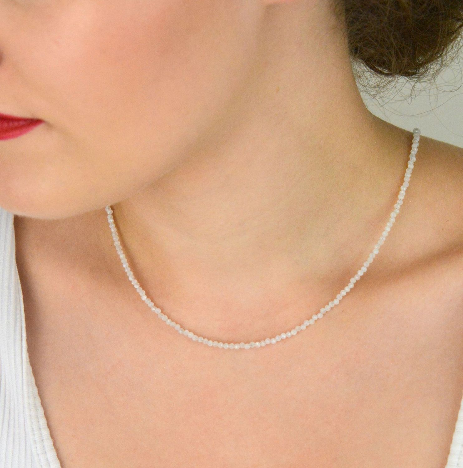 Stalowy naszyjnik damski z naturalnym kamieniem księżycowym. Długość 40 + 5 cm, zapięcie na karabińczyk. Delikatna i elegancka biżuteria o magicznym blasku.1.jpg